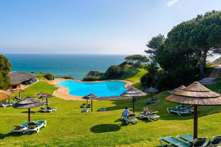 Apartamento de férias para 6 pessoas, com Varanda e Jacuzzi e ainda Terraço and Jardim em Praia da Prainha