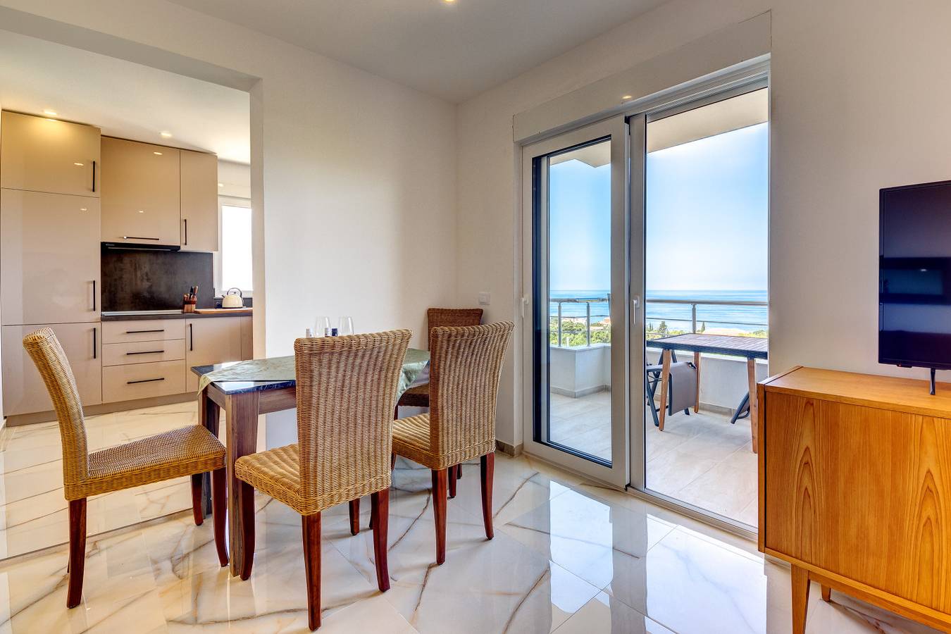 Apartamento vacacional entero, Apartamento de vacaciones para 4 personas con balcón in Utjeha-Bušat, Montenegro Coast