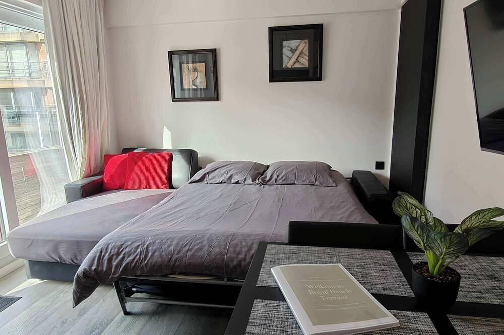 Apartamento entero, Beachfront Knokke Apt w/ Panoramic Terrace Views in Knokke-Heist, Costa de Bélgica
