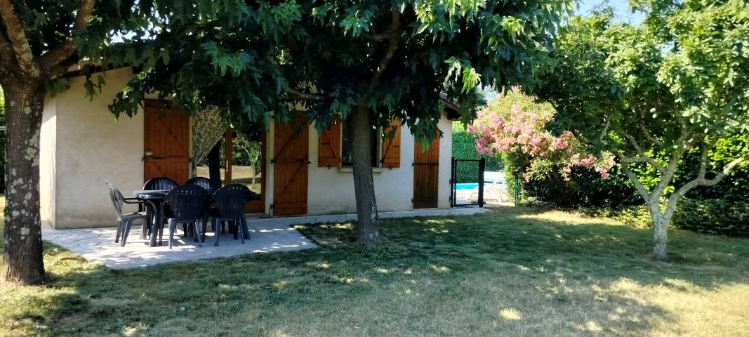 Gîte pour 5 personnes, avec piscine ainsi que terrasse et jardin