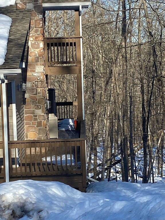 Huge 4bd Masthope retreat,hot tub game room,lake access,ski, Rain friendly deck in Masthope, Pike County