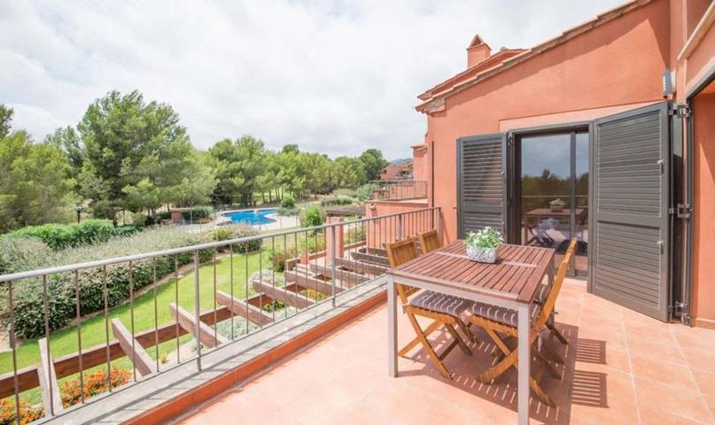 Gîte pour 5 personnes, avec jardin et balcon ainsi que vue et piscine dans Bonmont Terres Noves