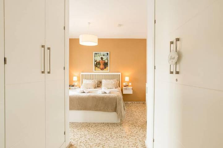 Entire apartment, Beachfront 4bedrooms apartment free parking in Carretera de Cádiz, Malaga