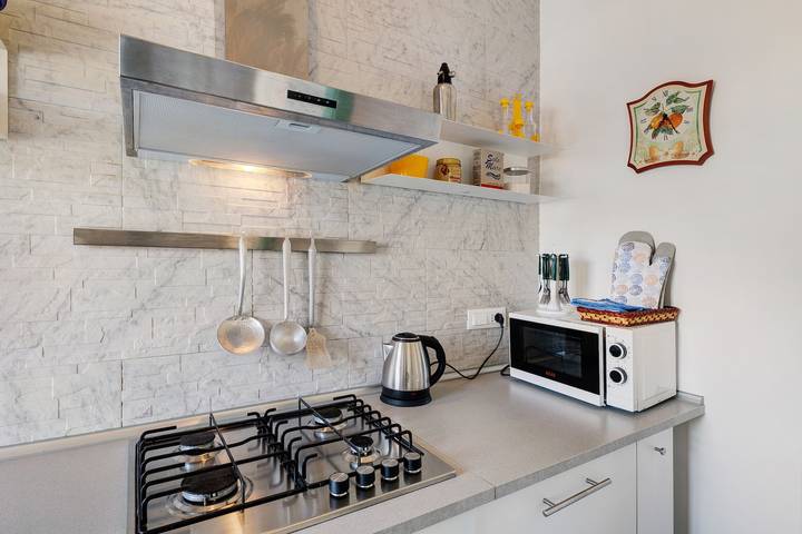Appartamento intero, Appartamento 'Riva Mare 1' con posto auto, vista mare, balcone e Wi-Fi in Bagni Madonnetta, Vado Ligure