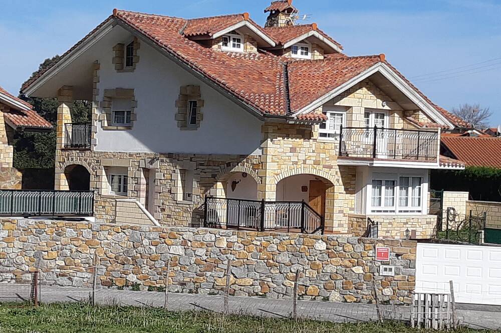 Entire apartment, Apartment with terrace, and views of the sea and the mountains in Sonabia in Castro-Urdiales, Cantabrian Coast