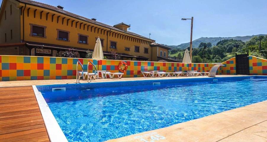 Apartamento para 2 personas, con piscina para niños y terraza además de jardín y piscina, Se admiten mascotas en Cangas de Onís