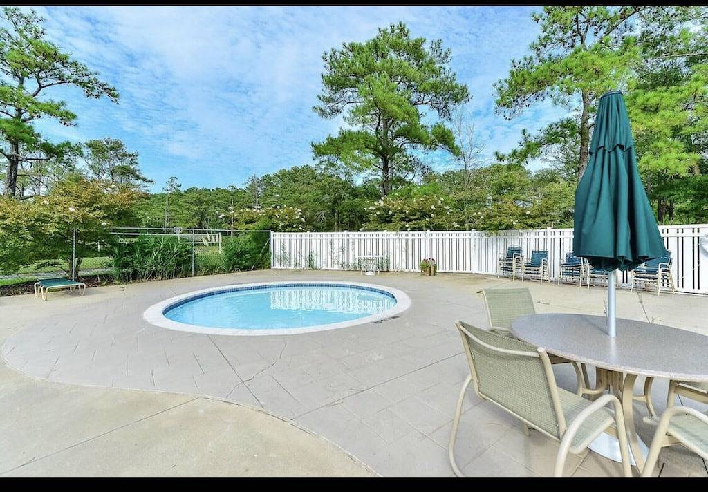 Recently Renovated 2Br/2Ba Townhouse with Pond Views in Bethany Beach, Sussex County (Delaware)