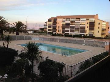 Gîte pour 4 personnes, avec vue sur le lac et balcon ainsi que vue et piscine dans Plage du pont tournant