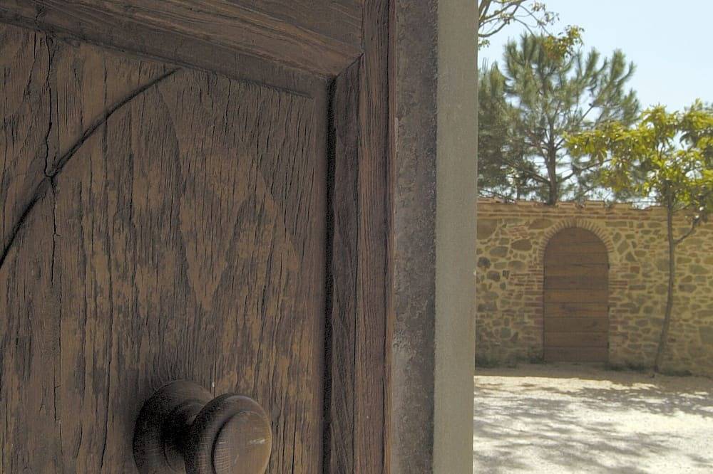 Medieval stone villa 17 bedrooms with pool in Vinci -Florence tophill position in Vinci, Firenze province