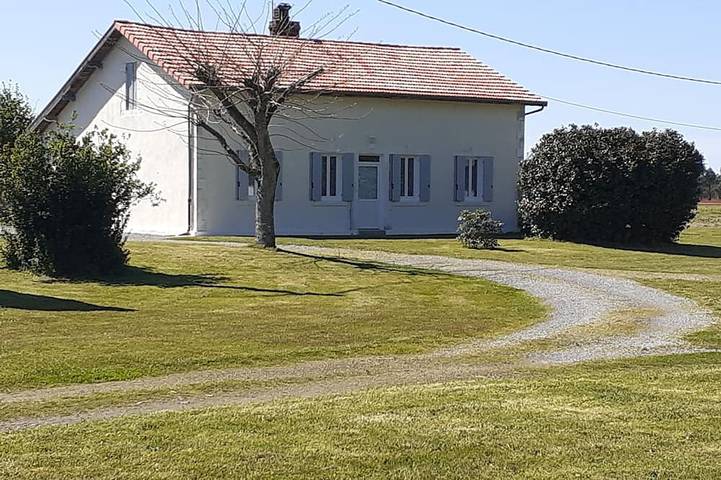 Gîte pour 6 personnes, avec jardin à Laluque