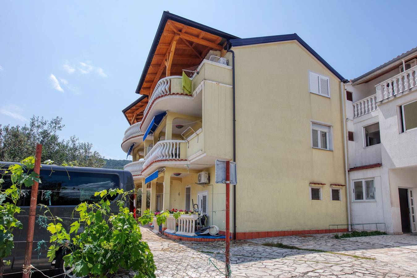 Ganze Wohnung, 2-Zimmer-Ferienwohnung mit Terrasse und Meerblick Grebastica, Sibenik A-20736-c in Grebastica, Šibenik-Knin