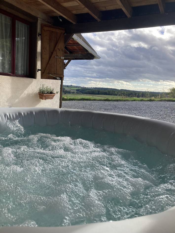 Gîte pour 5 personnes, avec Jacuzzi à Lanty