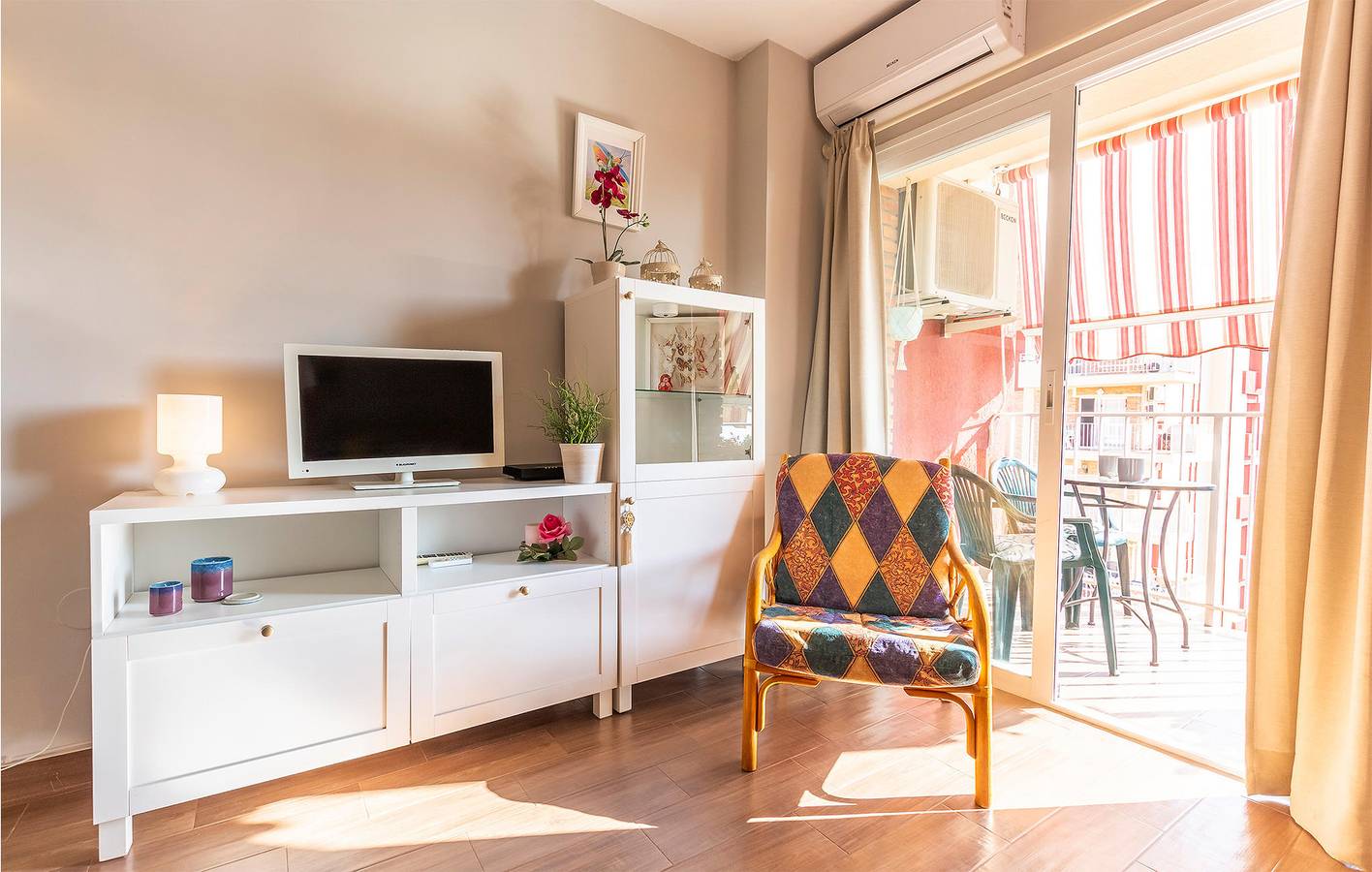 Entire holiday apartment, Beachside Condo: AC, Pool, Terrace & Parking in Benalmádena Costa, Benalmádena