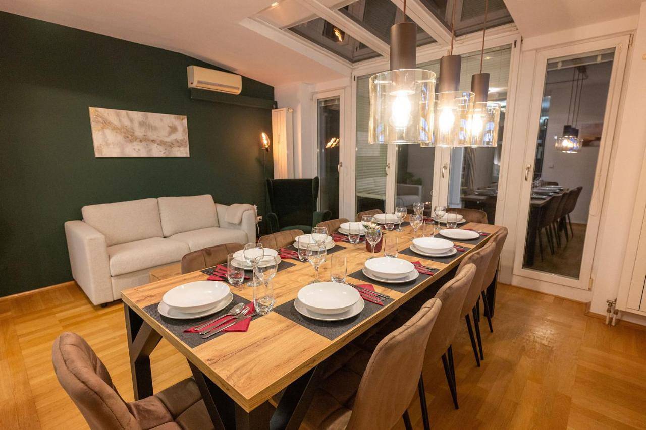 Ganze Wohnung, Munich Large Apartment 145 qm and 5 Bedrooms with Roof Terrace in centrally located 1 to 14 Guests in München Ludwigsvorstadt, München