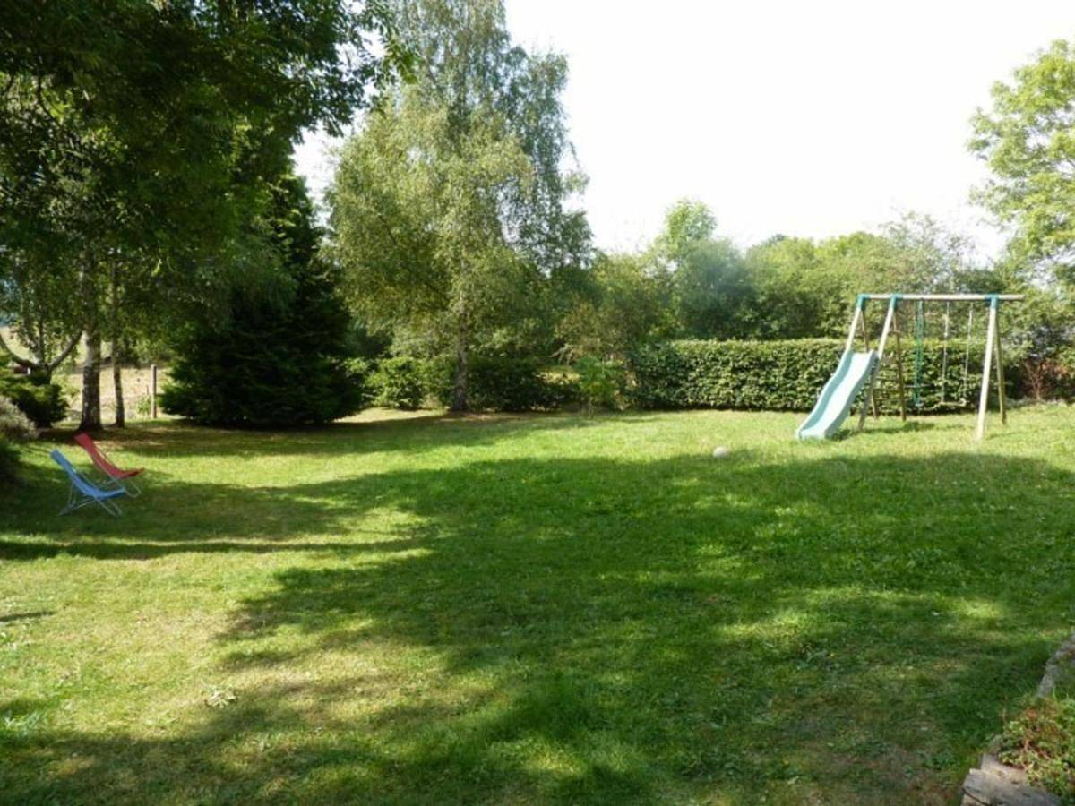 Gîte charmant à Riom-ès-Montagnes, 4 pers, avec jardin, terrasse, cheminée, proche randos et lacs - Fr-1-742-203 in Riom-ès-Montagnes, Parc naturel régional des Volcans d'Auvergne