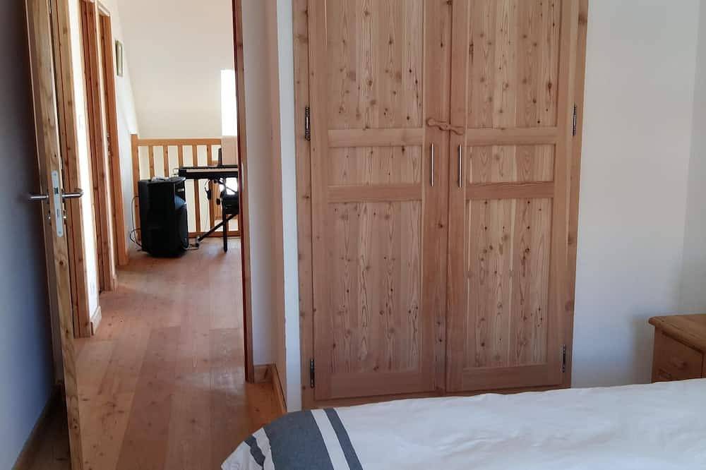 Chalet neuf  proche Briançon , très lumineux , donnant sur jardin in Puy-Saint-André, Serre Chevalier