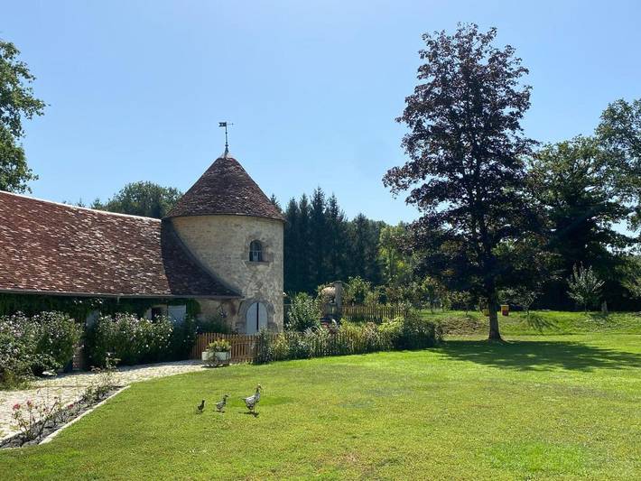 Location de vacances pour 4 personnes, avec vue ainsi que jardin et piscine à Quingey - 3
