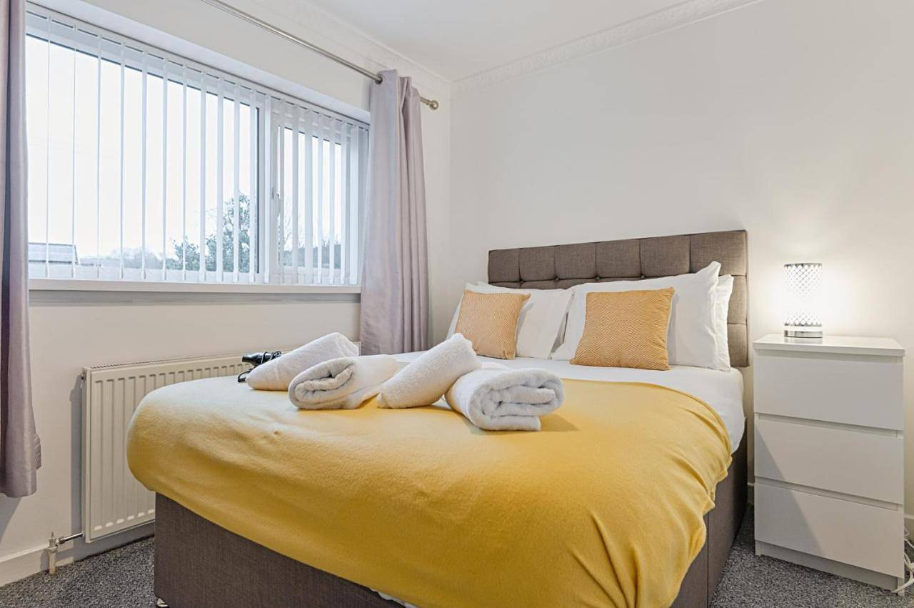 Entire apartment, 5Brm - Off Road Parking - 3 Bath - Garden in Swansea, Swansea region