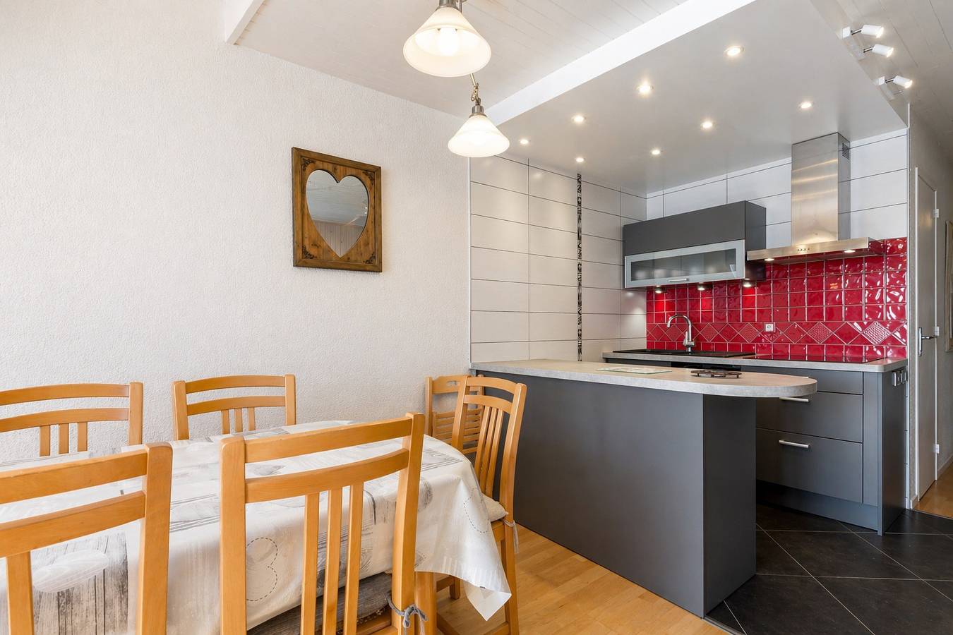 Ganze Ferienwohnung, 3*, sleeps 6, 3 bedrooms, close to the slopes, village center 370 m, mountain view in La Clusaz, Annecy und Umgebung