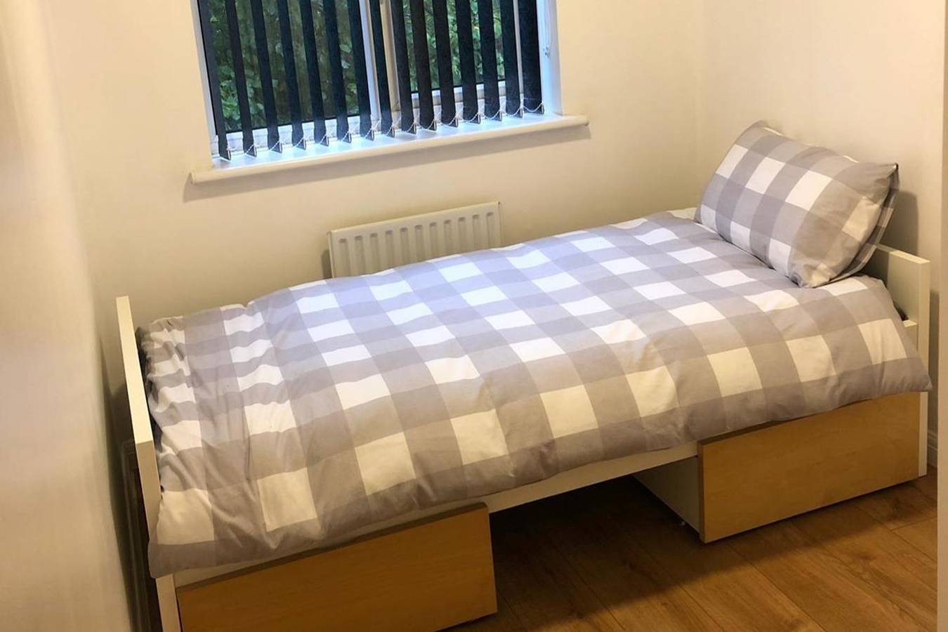 Entire holiday apartment, Oaklawn Apartment - Sleeps 4, Parking & Garden in Woking, Surrey