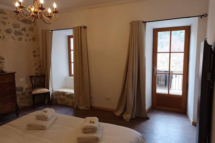 Location de vacances pour 16 personnes, avec terrasse ainsi que jacuzzi et jardin dans Montfroc - 4