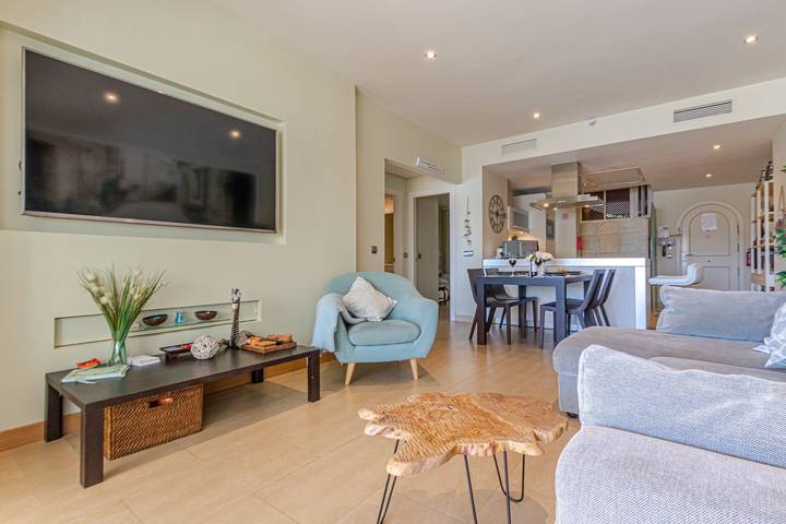 Entire apartment, Luxury Waterfront Apartment with Pool, Terrace and Wi-Fi in Benalmádena Costa, Costa del Sol