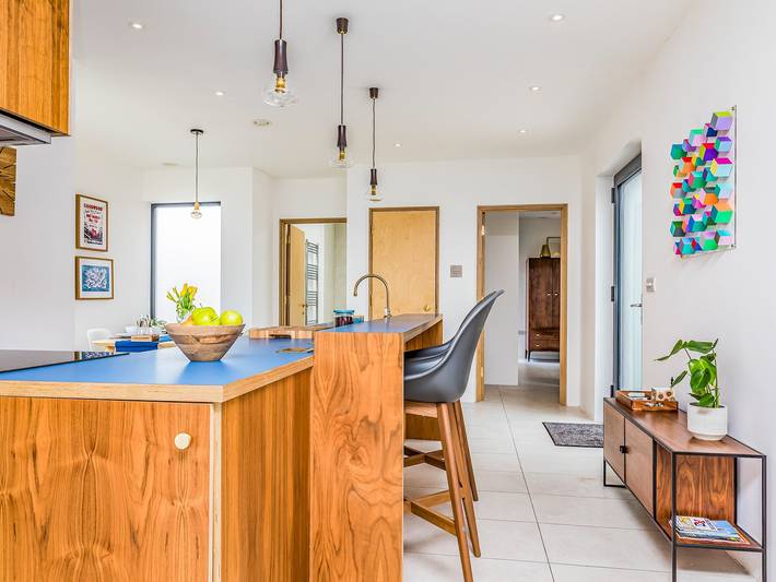 Entire apartment, Modern 2 Bedroom City Apartment With Parking - Pass the Keys in Chichester, West Sussex