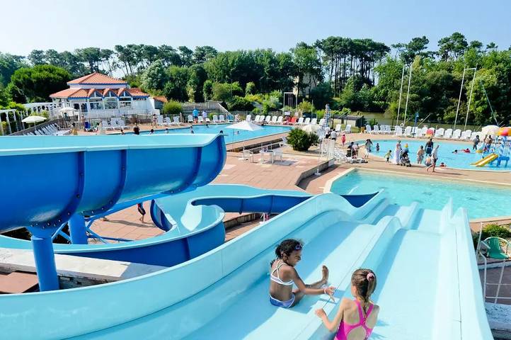 Gîte pour 4 personnes, avec terrasse ainsi que piscine et vue dans Port Bourgenay - 2