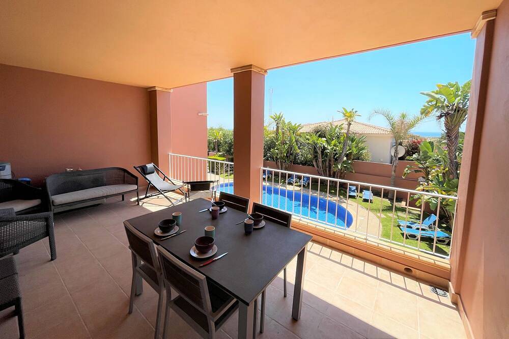 Ganze Wohnung, Apartment mit 2 Schlafzimmern, Meerblick und Pool, 220 m vom Strand entfernt in São Sebastião, Lagos