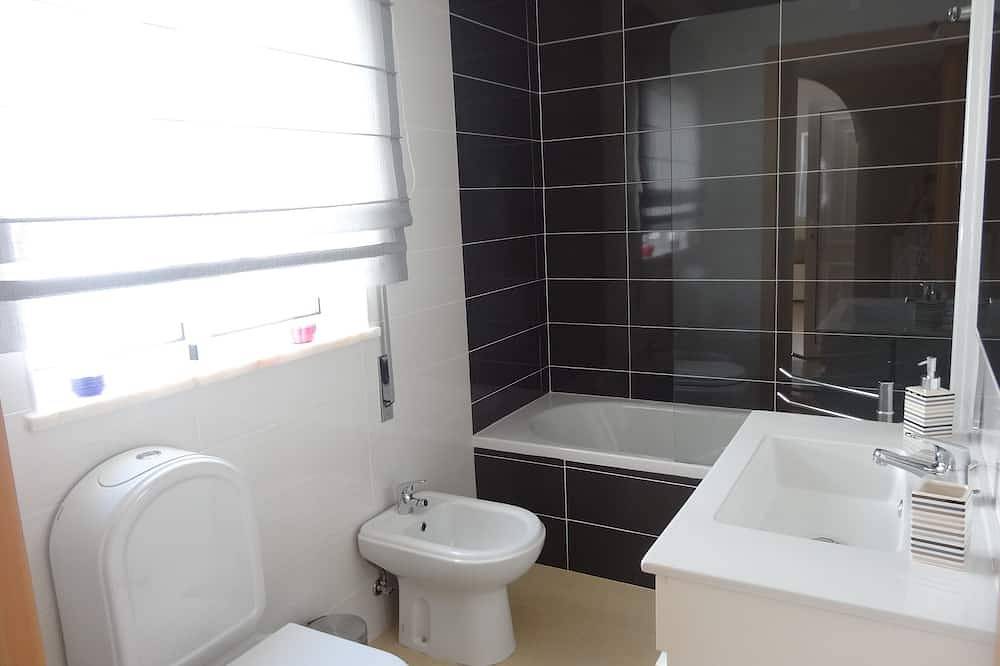 Ganze Wohnung, Neue 3-Zimmer-Wohnung 50 Meter vom Strand entfernt in Praia da Lota, Manta Rota