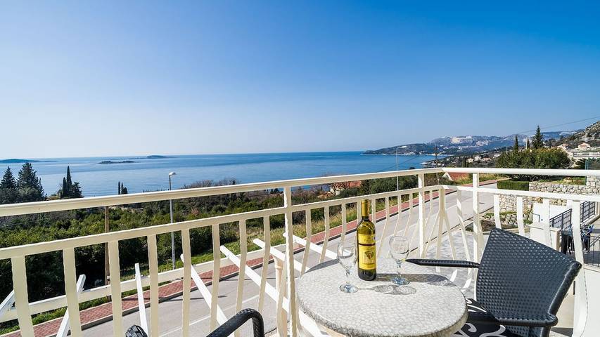 Ferienwohnung für 3 Personen, mit Balkon und Pool in Plat