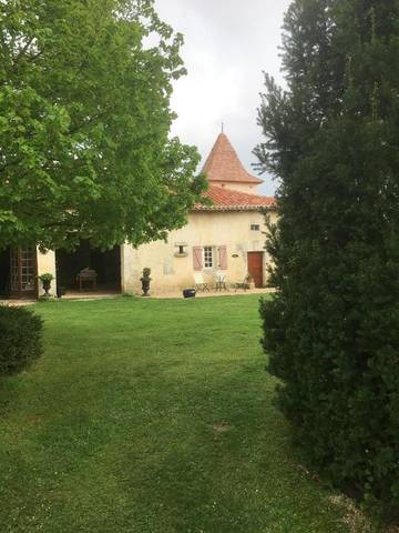 Gîte pour 4 personnes, avec piscine ainsi que jardin et vue à Verteillac