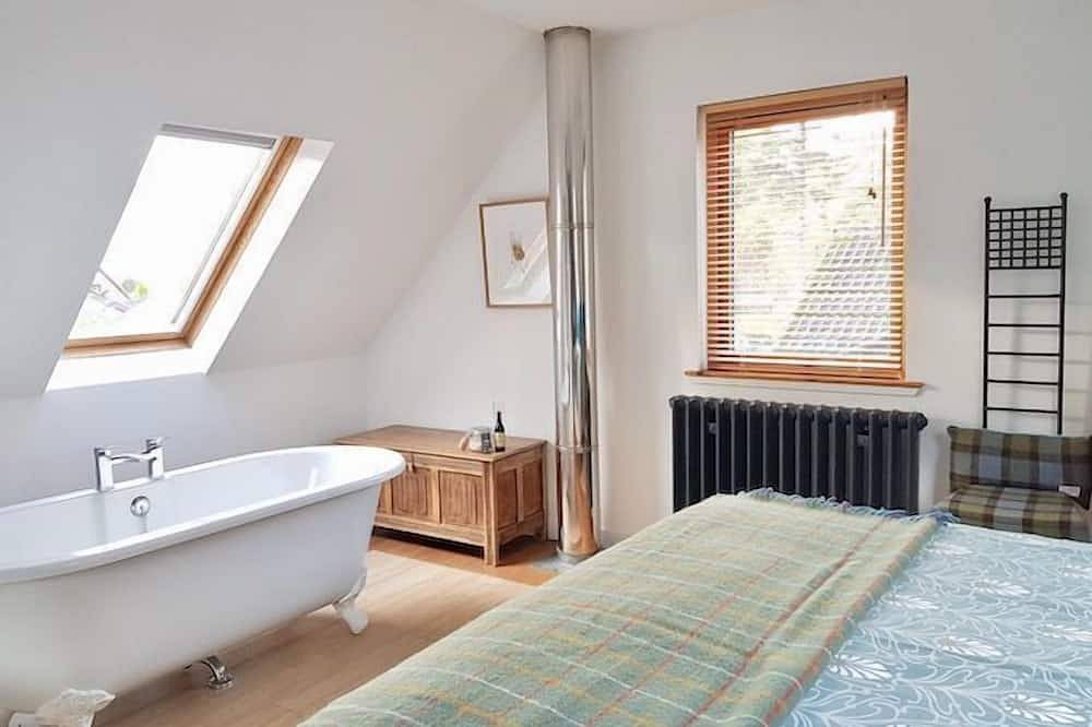 Romantic Rolltop bath & cosy woodburning-stove - Baltinna West Lodge, Newtonmore. in Newtonmore, Highlands
