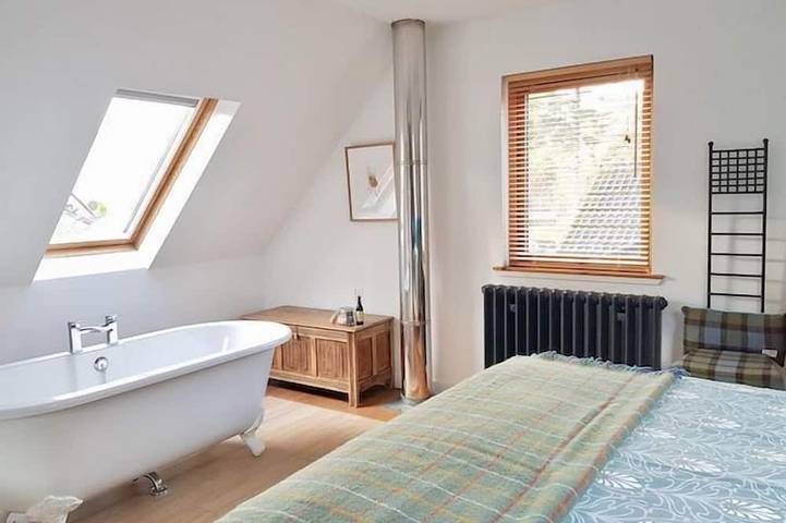 Romantic Rolltop bath & cosy woodburning-stove - Baltinna West Lodge, Newtonmore. in Newtonmore, Highlands