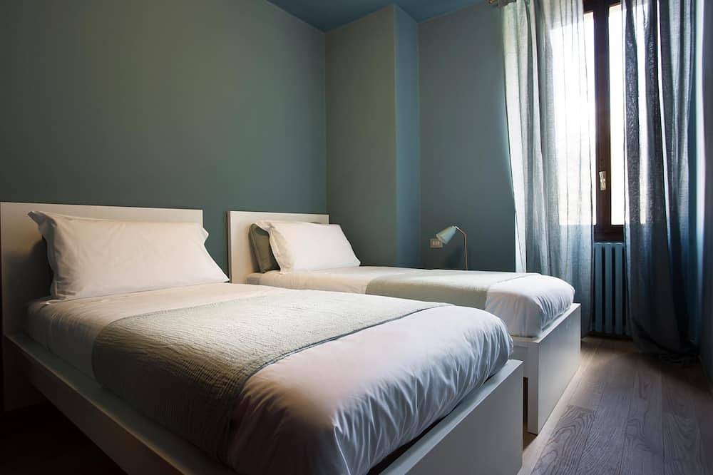 Hel lejlighed, Suite \"Gardone\" at 2 steps from the lake with panoramic view. Lounge bar and swimming pool in Riva (Faggeto Lario), Faggeto Lario