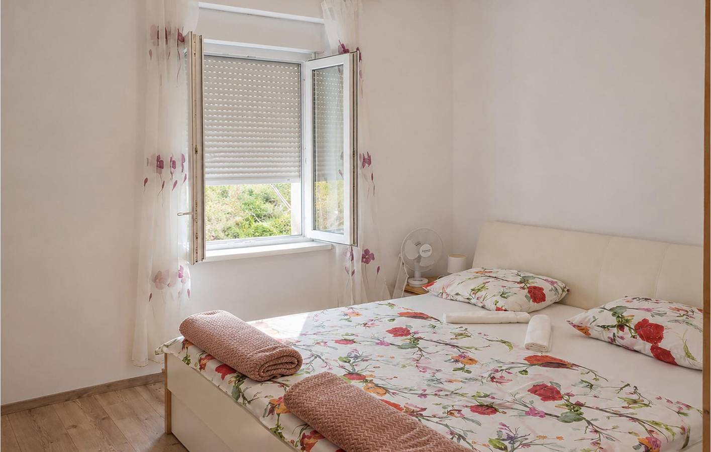 Ganze Ferienwohnung, Geräumiges Apartment mit Meerblick und Terrasse, 1,5 km vom Strand entfernt in Jesenice, Omis-Riviera