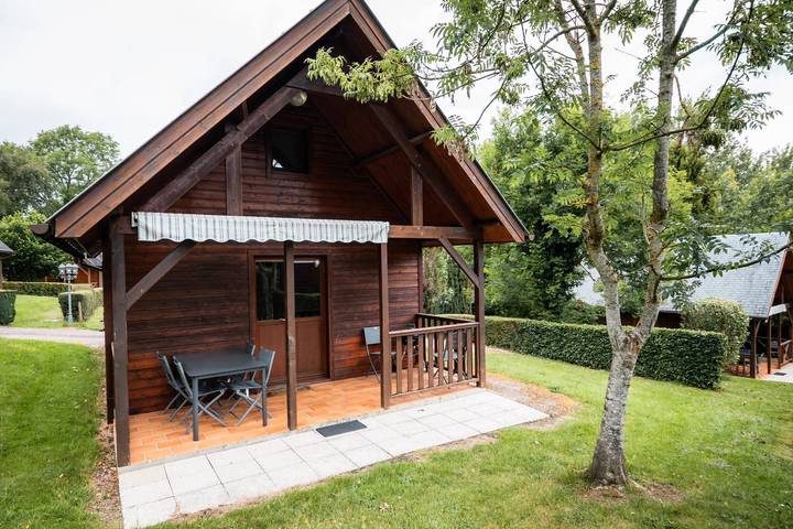 Chalet Maugère for 6 with Shared Pool, Terrace & Wi-Fi in Livarot-Pays-d'Auge, Lisieux region
