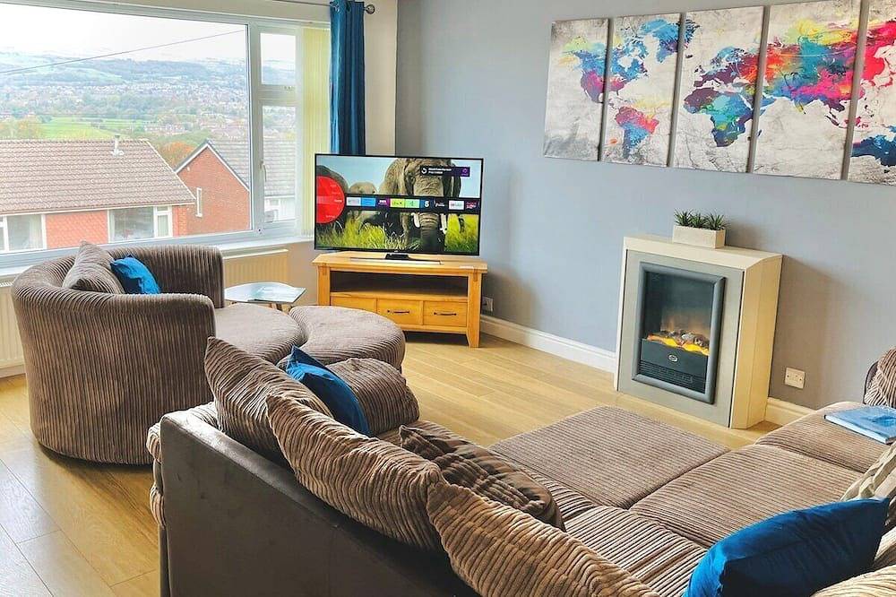 Lovely 4-Bed home sleeps 8 Nr Bolton Stadium & M61 in Blackrod, Bolton