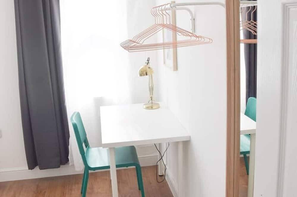 Apartamento entero, Airy And Bright Master Bedroom Near Mercure Hotel in Leicester, Heart of England