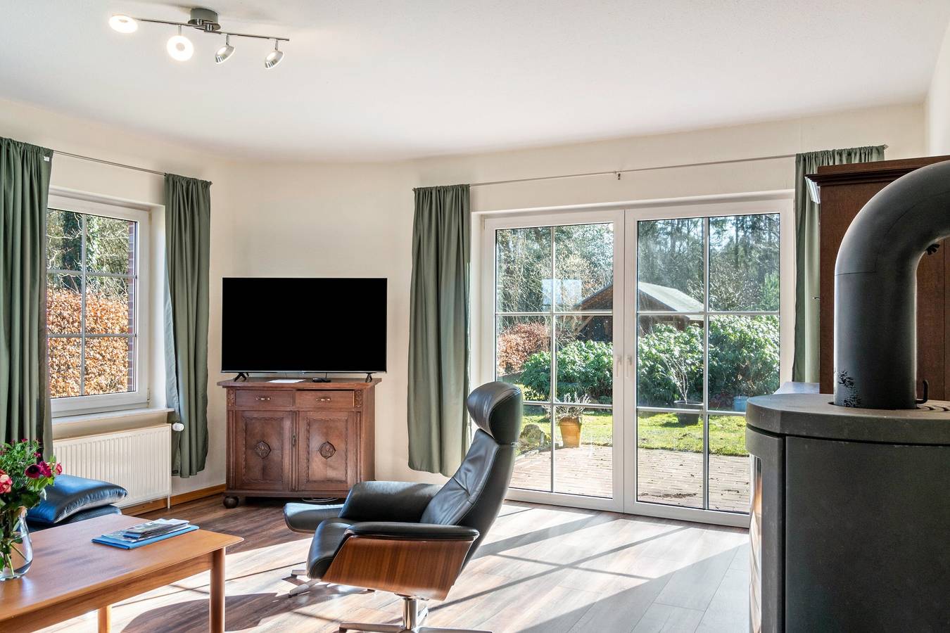 Ferienhaus 'Friesenwald' mit privater Terrasse, Gemeinschaftsgarten und Wlan in Zetel, Nordseeküste