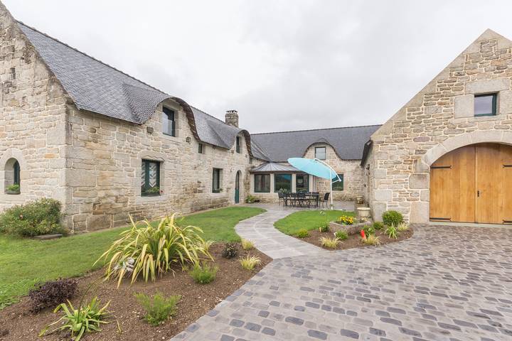 Gîte pour 12 personnes, avec Terrasse et Jardin à Tréméven