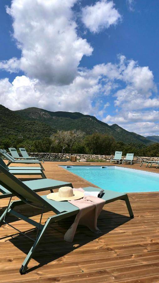 Hôtel pour 2 personnes, avec terrasse et vue ainsi que piscine et jardin à Olmiccia