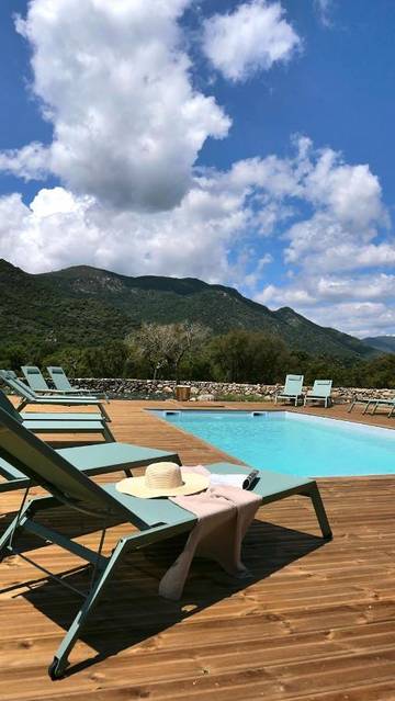 Hôtel pour 2 personnes, avec piscine et vue ainsi que terrasse et jardin à Olmiccia