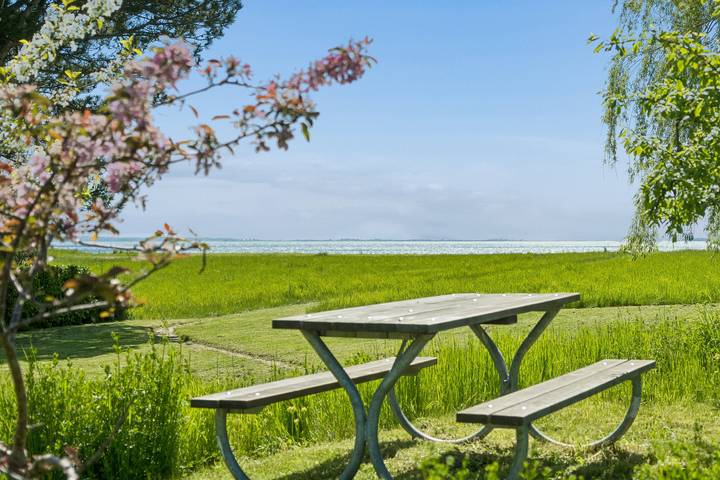Ferieudlejning for 6 personer, med have og terrasse samt udsigt i Enø