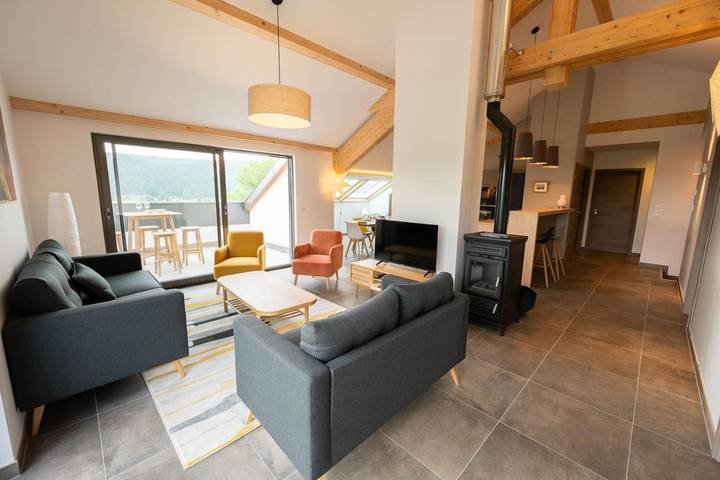 Gîte pour 8 personnes, avec vue ainsi que terrasse et vue sur le lac, adapté aux familles dans Lac des Rousses - 3