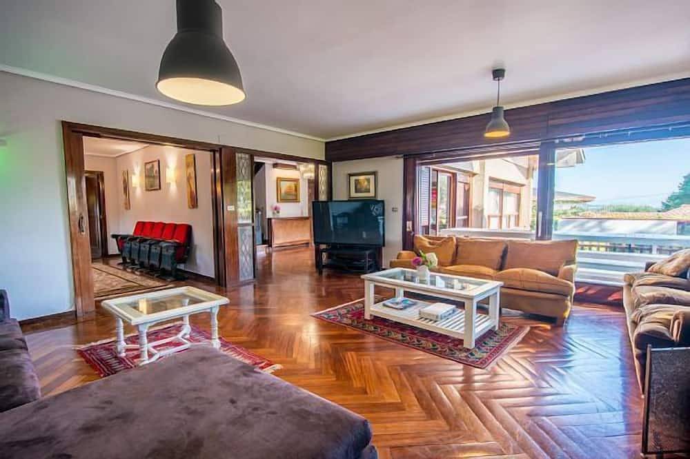 9 Rooms. 600 sqm house. 3000 sqm garden. 500 sqm Parking. in Getxo, Basque Coast (Spain)