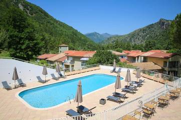 Hôtel pour 4 personnes, avec vue ainsi que piscine et jardin, animaux acceptés dans Thermes de Digne les Bains