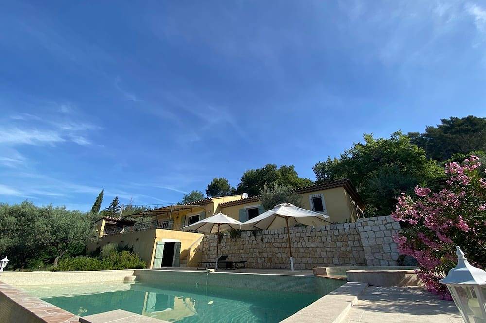 Villa Gramaci. Unobstructed view, large private pool in Callas, Draguignan region