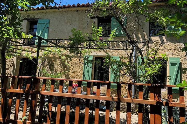 Location de vacances pour 6 personnes, avec jardin et piscine à La Bastide-de-Bousignac