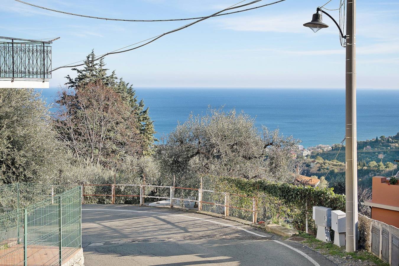 Apartamento entero, Apartamento vacacional "La Taggiasca" con vistas al mar, jardín privado y Wi-Fi in Moglio, Alassio